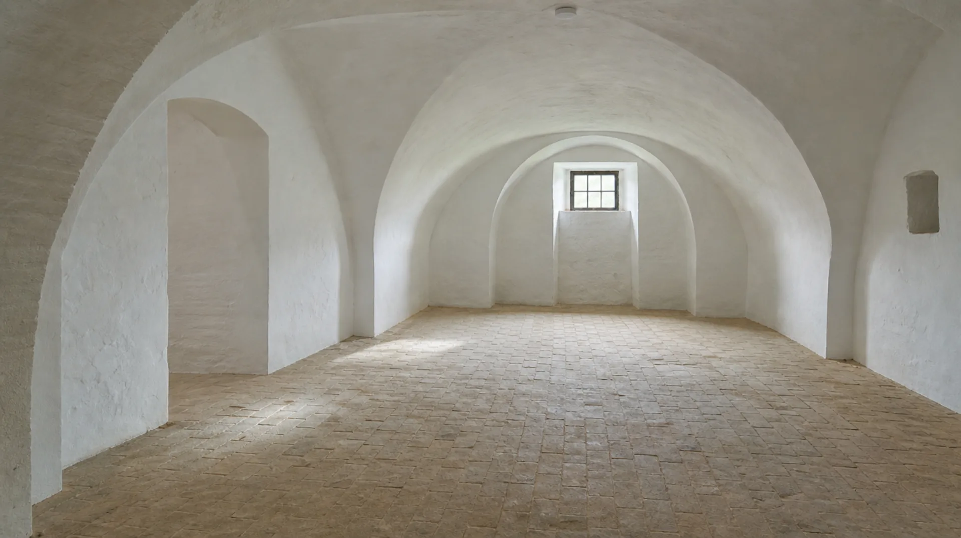 Kellerentrümpelung Burgenland – leerer, besenrein übergebener Gewölbekeller in einem traditionellen burgenländischen Bauernhaus nach der Räumung